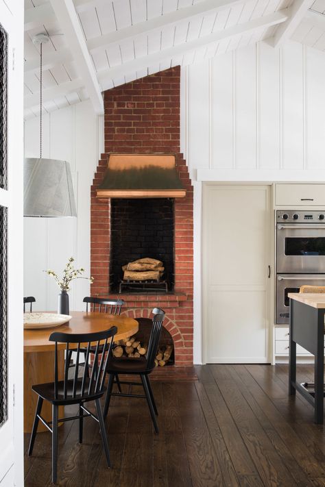 Brick Oven In Kitchen, Original Brick Fireplace, Dining Room With Fireplace, Kitchen Natural, House Pantry, Dining Room Fireplace, Rustic Home Interiors, Fire Places, Charming Kitchen