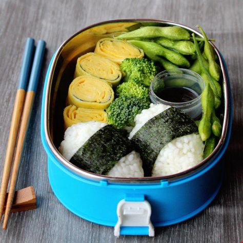 What is a bento box? Here's what you need to know about how to build a bento, where it comes from, and where you can buy bento boxes. Recipes For Husband, Bento Box Recipes, Japanese Bento Box, Indoor Herb, Best Meatloaf, Japanese Bento, Fun Lunch, Carrot And Ginger, Fruit Mixes