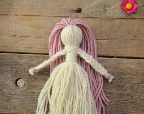 Yarn Fairy Doll Diy, No Knit Yarn Projects, Simple Dolls To Make, Easy Yarn Dolls, Wool Dolls Diy, No Sew Rag Doll, How To Make A Yarn Doll, Sock Dolls Diy Easy No Sew, Simple Doll Pattern