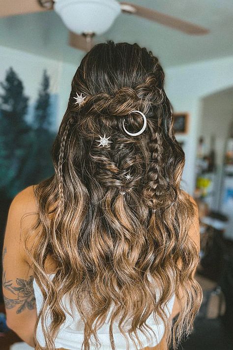 A boho hair idea might be so fitting for any bride. I love this one for wedding day hair. Collect this inspo to your boho wedding inspiration. Wedding Updo Boho, Effortless Wedding, Nordic Wedding, Wedding Day Hair, Boho Bridal Hair, Classic Updo, Boho Hair, Bridal Wedding Hair, Hair Idea