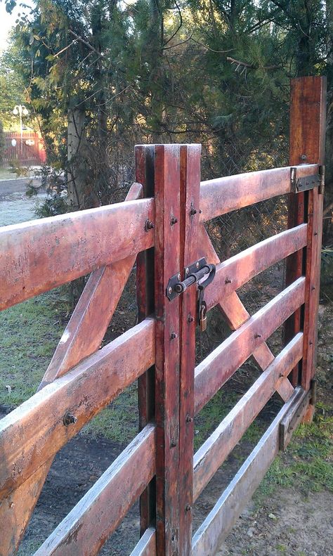 Cheap Diy Fence, Cedar Fence Gate, Wooden Farm Gates, Diy Fence Ideas, Driveway Gate Diy, Farm Gates Entrance, Farmhouse Backyard, Farm Entrance, Timber Gates