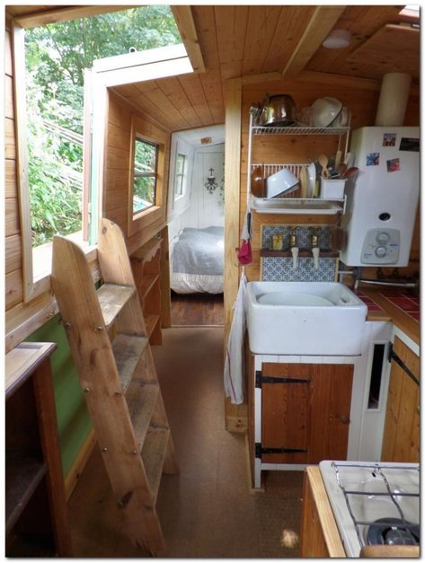 Cheap Houseboat Interior Ideas - The Urban Interior Narrowboat Layout, Narrowboat Kitchen, Boat Vibes, Barge Interior, Canal Boat Interior, Narrowboat Interiors, Boat House Interior, Houseboat Living, Narrow Boats