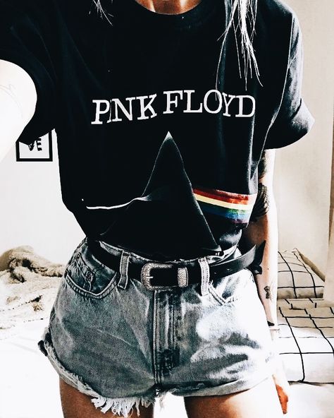 Band Tees are my favorite type of tee #pinkfloyd #bandtee #bohostyle Band Tees Aesthetic, Classic Rock Aesthetic Outfits, Band Tees Outfits, Rock Aesthetic Outfits, Classic Rock Aesthetic, Rock Tshirts, Tees Aesthetic, Neo Grunge, Rock Aesthetic