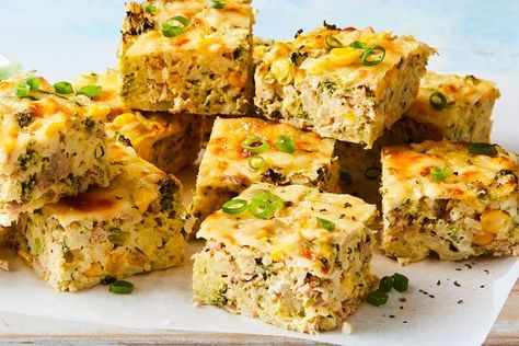 Easy tuna, sweetcorn and rice slice Low Cal Lunch, Savoury Slice, Low Calorie Lunches, Tuna Pasta Bake, Slice Recipe, Delicious Rice, Pies Maker, Make Ahead Lunches, Slices Recipes