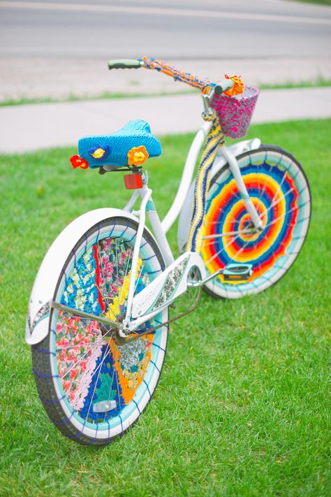 Kids Bike Track, Decorated Bike, Bike Stand Diy, Bicycle Decoration, Flower Bike, Bicycle Party, Rainbow Bike, Bike Parade, Bike Diy