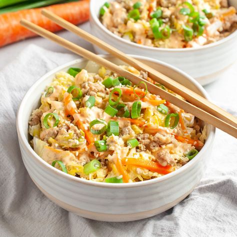 Mealime - Turkey Egg Roll in a Bowl with Spicy Mayo Turkey Egg, Telur Gulung, Restaurant Appetizers, Easy Stir Fry Recipes, Egg Roll In A Bowl, The Seasoned Mom, Seasoned Veggies, Pork Stir Fry, Easy Stir Fry