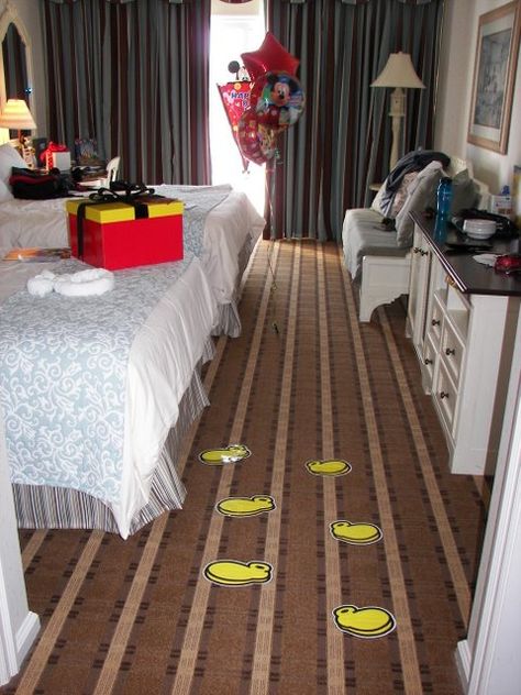 Decorate bedroom or hotel room like this for a special someone with gifts left on the bed Disney Hotel Room Decorations Birthday, Decorate Disney Hotel Room, Disney Hotel Room Decorations, Disney Hotel Room, Disneyland Honeymoon, Disney Decor Bedroom, Birthday Hotel, Disney Hotels Room, Hotel Room Decoration