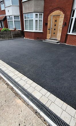 Tarmac Front Garden, Tarmac Driveway Ideas, Tarmac Driveway, Tarmac Drives, Play Grounds, Tarmac Driveways, Driveway Edging, Modern Driveway, Cobblestone Driveway