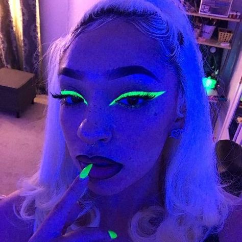 Neon Party Outfits, Neon Face Paint, Uv Makeup, Eyeliner Set, Fest Temaer, Neon Makeup, Rave Makeup, Neon Aesthetic, Festival Hair