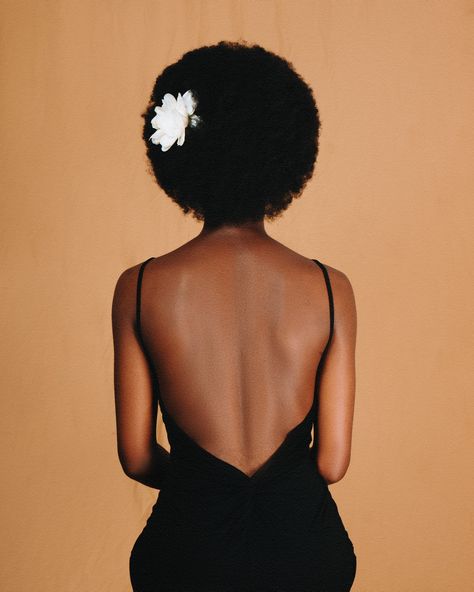 Black woman afro photography Woman's Back Photography, Afro Photography, Afro Hair Woman, Hair Braid Patterns, Black Quinceanera Dresses, Woman's Back, Wallpapers Black, Black Afro, Beautiful Photoshoot Ideas