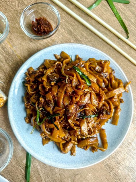 Char Kuey Teow - Farah J. Eats Char Kuey Teow, Flat Rice Noodles, Fried Noodles Recipe, Fried Rice Noodles, Seafood Rice, Garlic Chives, Veggie Dinner, Stir Fry Noodles, Easy Asian