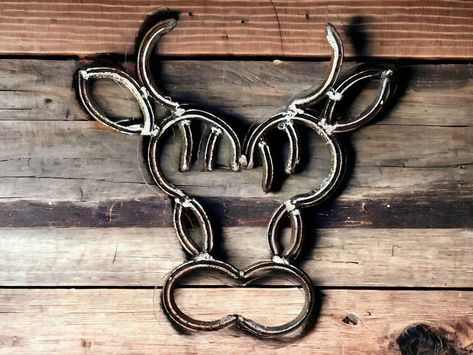 Highland Cow Welded Art #MetalArt #HighlandCow #CowArt #HighlandCowArt #FarmhouseCow #HighlandCowDecor Horseshoe Ideas, Welded Art, Highland Cow Art, Horseshoe Projects, Cow Wall Art, Scrap Art, Horseshoe Crafts, Cow Decor, Welding Art Projects