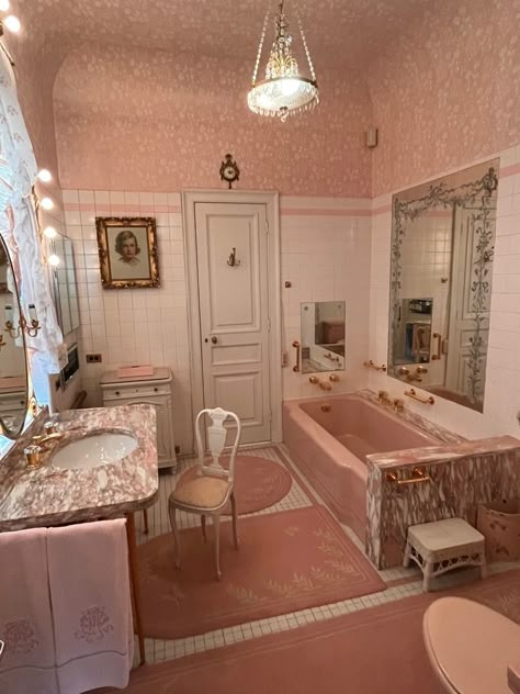 Coquette Bathroom, 60s House, Rooms Decoration, 80s Interior, Chic Bathrooms, Dream House Rooms, Dream Bathrooms, Barbie Dream House, Dream Room Inspiration