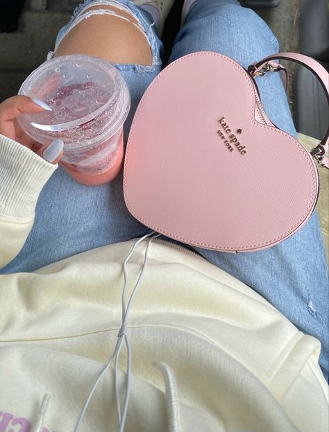 Kate Spade Heart Purse Outfit, Kate Spade Aesthetic Outfit, Kate Spade Bag Aesthetic, Kate Spade Purse Aesthetic, Kate Spade Bag Outfit, Pink Purse Aesthetic, Baddie Mentality, Spade Aesthetic, Kate Spade Aesthetic