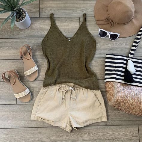 Khaki Shorts Outfit, Linen Shorts Outfit, Frock And Frill, Color Combos Outfit, Knit V Neck, Shorts Outfit, Clothing Photography, Fashion Hacks Clothes, Khaki Shorts