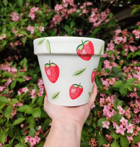 Strawberry Planter, Strawberry Pots, Strawberry Plant, Strawberry Planters, Flower Pot Art, Plant Pot Diy, Outdoor Patio Designs, Painted Pots Diy, Painted Plant Pots