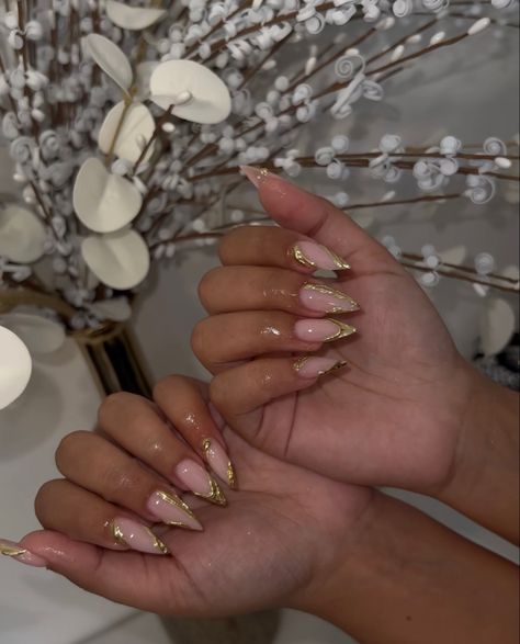 College Homecoming, Chrome Nail Designs, Designed Nails, Gold Acrylic Nails, Almond Acrylic, Girly Acrylic, Gold Nail, Fully Booked, Classy Acrylic Nails