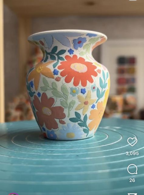 Painted Pot Inspiration, Pottery Painted Vase, Cute Pottery Painting Ideas Vase, Painted Pots Aesthetic, Ceramic Jar Painting Ideas, Unique Pottery Painting Ideas, Ceramic Pot Design Ideas, Funky Pottery Painting, Paint Glazed Ceramic Pot