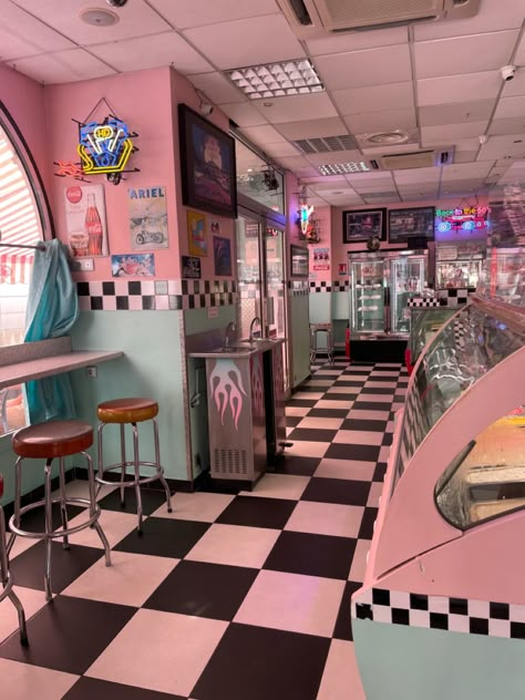 Cute Diner Ideas, Mels Diner Aesthetic, Diner Kitchen Aesthetic, 50s Diner Exterior, 1950s Bakery, Ideas De Cafeterias Vintage, 60s Diner Aesthetic, Soda Shop Aesthetic, Retro Cafe Interior