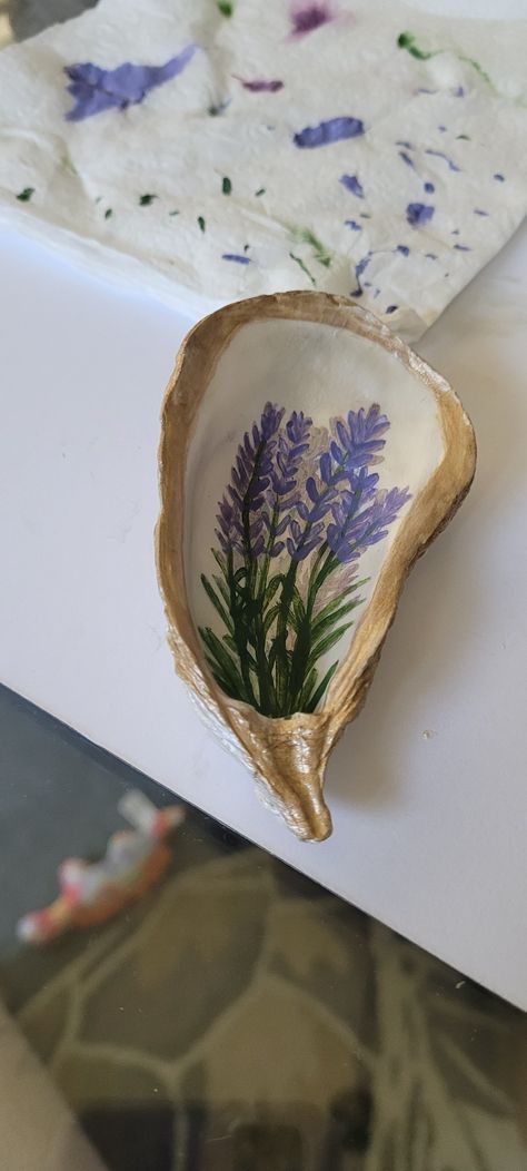 Oyster Shell Painting Ideas, Painting On Oyster Shells, Hand Painted Oyster Shells, Oyster Shell Decor, Oyster Shell Painting, Oysters Crafts, Paint Oyster Shells, Painting Oyster Shells, Painted Oyster Shells Ideas