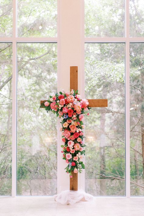 Floral Cross For Wedding, Wedding Ceremony Cross With Flowers, Cross With Flowers For Wedding, Chapel Flowers Wedding, Cross Background Wedding, Ceremony Cross With Flowers, Spring Wedding Arch Ideas, Spring Wedding Reception Decorations, Clean Wedding Aesthetic