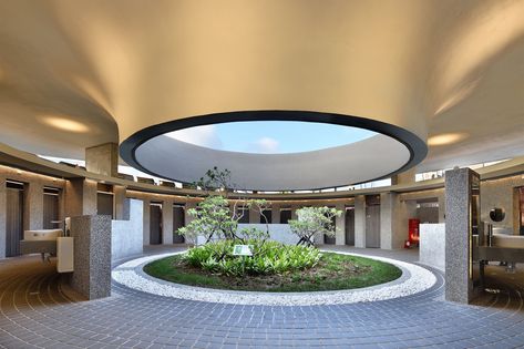 Along a major highway, the Yangmei Rest Area has a simple and straightforward program: a convenient store and restrooms. The main design concept is to bring nature and clarity into the overly artificial highway environment. We put efforts to elevate people's ''Nature Calls'' experience in the busy come-and-go scenes commonly associated with rest areas. Garden Court, Daycare Design, Round Building, Bedroom Interior Design Luxury, Public Architecture, Rest Area, Roof Construction, Steel Columns, Small Places