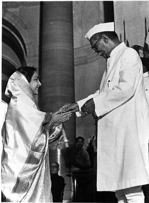 Nargis was the first Indian actress to receive the Padma Shri Award (1958). Follow Bollywoodirect   #PadmaAwards #bollywood Dr Rajendra Prasad, Rajendra Prasad, Bollywood Singers, Bollywood Retro, Mother India, Legendary Pictures, Vintage Vignettes, Best Actress Award, National Film Awards