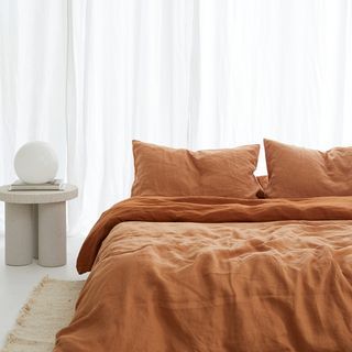 I LOVE LINEN (@ilovelinen) • Instagram photos and videos Orange Linen Bedding, Terracotta Sheets White Duvet, Amber Bed Sheets, Ochre Linen Bedding, Best Linen Sheets, Terracota Linen Duvet Cover, Real Living Magazine, Hotel Linen, Rustic Coastal