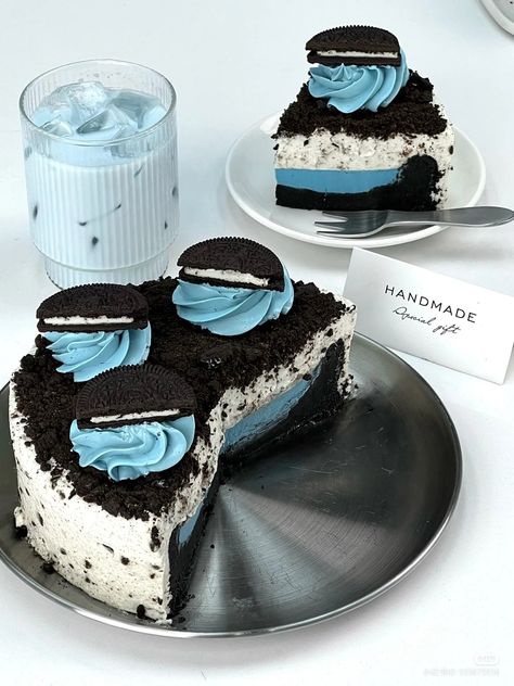 Blue Beverages, Oreo Cupcake, Cream Drinks, Aesthetic Dessert, Cake Oreo, Cupcake Cream, Oreo Cream, Fruity Cake, Kawaii Cooking