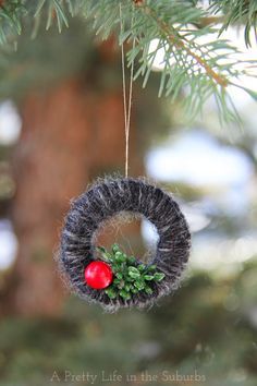 Yarn Wreath Christmas, Curtain Rings Crafts, Diy Christmas Ornament, Pretty Life, Yarn Wreath, Mini Wreaths, Curtains With Rings, Wreath Christmas, Xmas Crafts