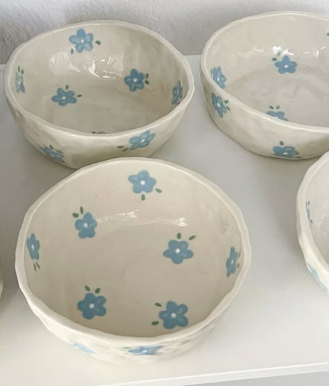 Ceramic Flower Pattern, Ceramic Bowl Flower Design, Hand Painted Bowls Ceramics, Ceramic Hand Painting, Aesthetic Bowl Painting, Blue Flower Pottery, Pottery Painting Blue Flowers, Pottery Key Bowl, Pinch Bowls Ideas