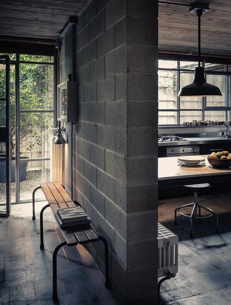 Conoce el Brutalismo - Imagina tu Espacio Cinder Block House, Concrete Block House, Home Decor Industrial, Industrial Floor, Vintage Industrial Design, Industrial Bedroom, Concrete Home, Vintage Industrial Furniture, Industrial Interior Design