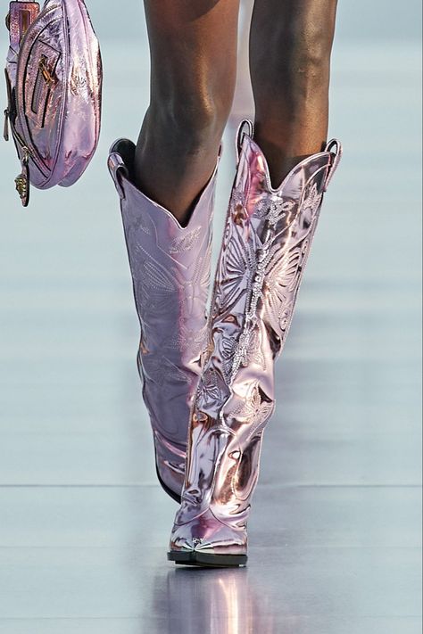 dua lipa x versace “la vacanza” resort 2023 butterl boots Dua Lipa X Versace, Versace Butterfly, Versace Aesthetic, Butterfly Boots, Versace Boots, Versace Heels, Pink Cowboy Boots, Versace Bag, Versace Pink