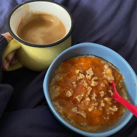 Persimmon Oatmeal, Oatmeal Aesthetic, Honey Oatmeal, Yummy Foods, Persimmon, Cheeseburger Chowder, Chowder, Cheeseburger, Oats