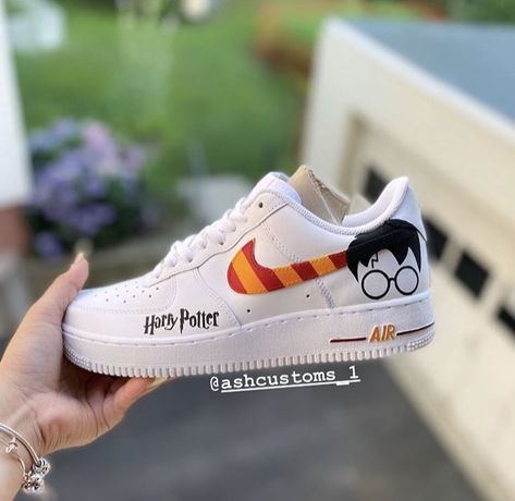 IG: ashcustoms_1 FB: Ash’s customs👏🏼 Harry Potter Shoes, Custom Harry Potter, Stile Harry Potter, Harry Potter Merch, Harry Potter Room Decor, Custom Sneakers Diy, Harry Potter Items, Custom Shoes Diy, Diy Sneakers