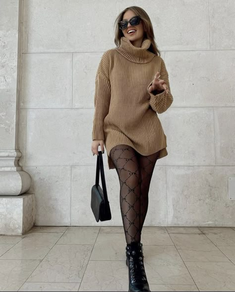 Midsize Fashion Winter, Early 2000 Fashion, Fashion 2023 Winter, Jumper Dress Outfit, 2023 Winter Fashion, Oversized Jumper Dress, Fashion Midsize, Winter Mode Outfits, Winter Fashion Trends