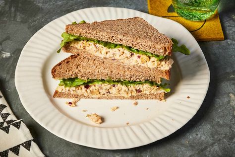 High-Protein Tuna & Chickpea Salad Sandwich Is Lunchtime Perfection Tuna Chickpea Salad, High Protein Tuna, Tuna Chickpea, Cold Lunch Recipes, High Protein Lunches, Protein Lunches, Chickpea Tuna Salad, Chickpea Salad Sandwich, Easy Breakfast Brunch