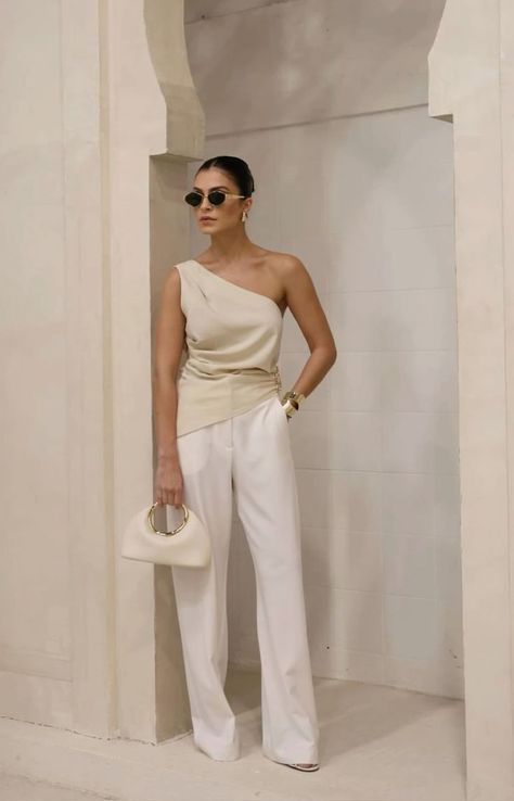 White Outfits For Women, Viral Makeup, Modest Casual Outfits, Elegante Casual, Neutral Outfit, Fashion Mistakes, Looks Chic, Style Mistakes, White Pants