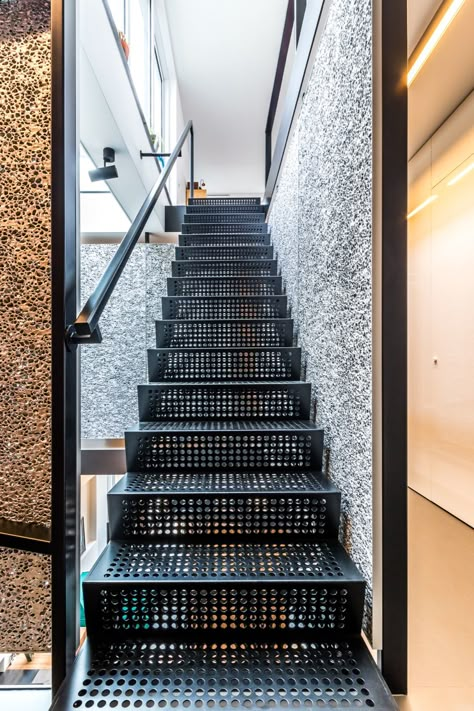 Steel Stairs Design, Downstairs Ideas, درج السلم, Porte In Ferro, External Staircase, Staircase Outdoor, Iron Staircase, Metal Stairs, Stairs Architecture