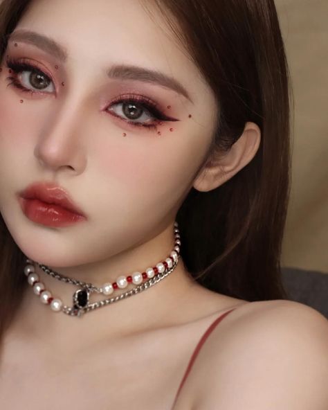 Red Inspired Makeup Looks, Korean Makeup Red Eyeshadow, Silver Red Makeup, Red And Black Douyin Makeup, Red Rhinestone Eye Makeup, Makeup Looks For Concerts, Red Black Eyeshadow, Red Makeup Looks For Prom, Red Rhinestone Makeup