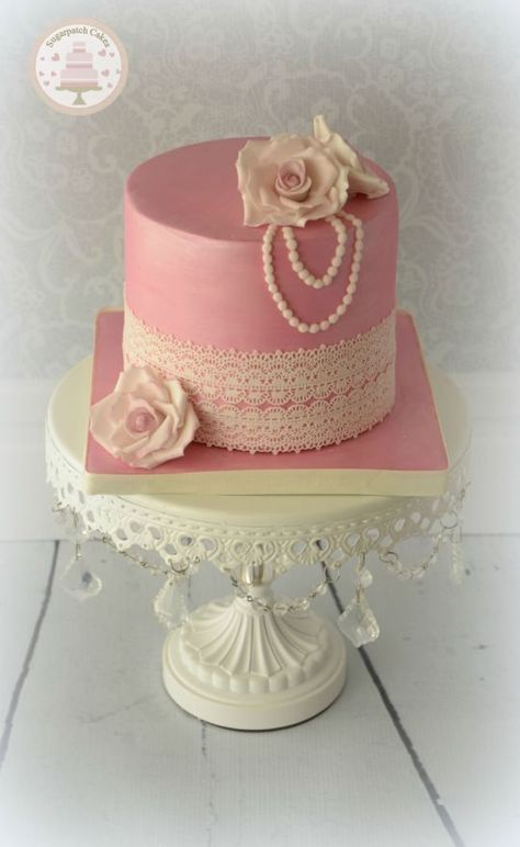 Lace and Pearls Birthday Cake White Ganache, 60 Cake, Raffaello Cake, Cherry Chip Cake, Lace Decorations, Girly Birthday Cakes, Shabby Chic Cakes, Fresh Fruit Cake, Ganache Filling