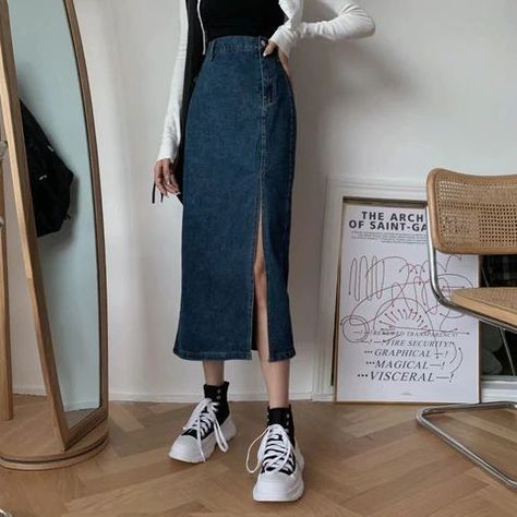 21fe5b8ba755eeaece7a450849876228desc51277104ri Mid Length Denim Skirt, Maxi Denim Skirts, Split Jeans, Skirt Streetwear, Spring Denim, Denim Skirt Outfits, Long Denim Skirt, Rock Outfit, Pleated Shirt