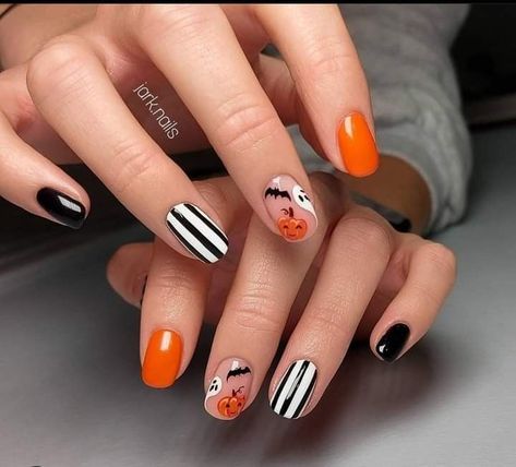 Shellac Halloween Nails, Wallpaper White Christmas, Pumpkin Nail Art Halloween, Kid Halloween Nails, Short Halloween Nails 2022, Halloween Nails Kids, White Nails Halloween, Fall Nails White, White Acrylic Nails With Design