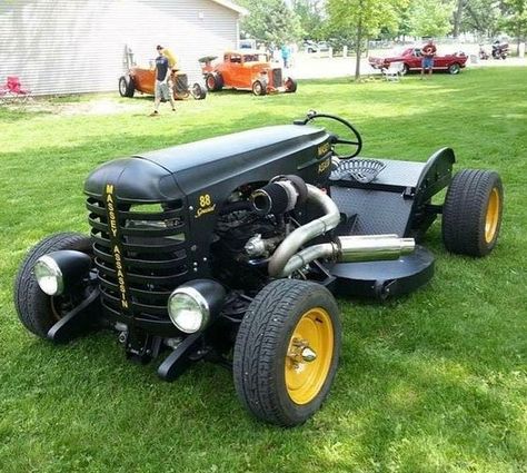 Lawn Mower Racing, Garden Tractor Pulling, Kart Cross, Steampunk Vehicle, Homemade Tractor, Tractor Idea, Lawn Mower Tractor, Small Tractors, Tractor Pulling