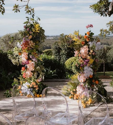 Freestanding Floral Arch, Floral Pillars Wedding, Wedding Flower Ceremony, Outdoor Floral Arrangements, Unique Wedding Arch, Modern Wedding Florals, Flower Arch Wedding, Wedding Ceremony Backdrop Outdoor, Wedding Flower Arch