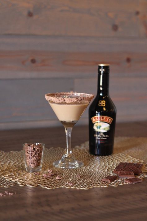 Baileys Chocolate Martini - The Wanderlust Kitchen Baileys Caramel, Baileys Martini, Sour Apple Martini, Alcohol Candy, Caramel Apple Martini, Chocolate Martini Recipe, Lavender Martini, Baileys Cocktails, Caramel Recipe