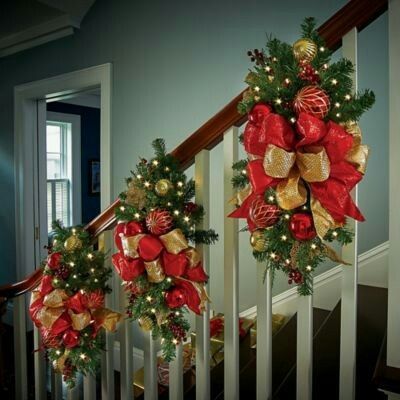 150 Last Minute Christmas Decor Ideas You'll Love To Do For Your Home - Hike n Dip Banister Garland, Christmas Stairs Decorations, Christmas Staircase Decor, Christmas Stairs, Christmas Staircase, Silver Christmas Decorations, Staircase Decor, Simple Christmas Decor, Christmas Decorations Ideas