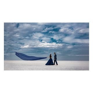 Kutch Pre Wedding Shoot, Rann Of Kutch Photography Poses, Pre Wedding Photoshoot Outdoor Different Styles, Rann Of Kutch Photography, Kutch Gujarat, Rann Of Kutch, Love Celebration, Bollywood Theme, Pre Wedding Photoshoot Outfit