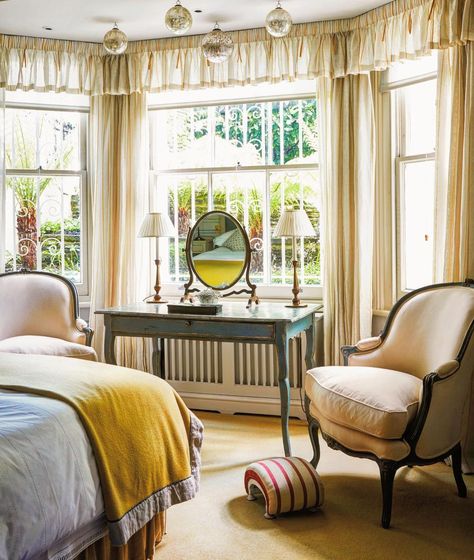 Window Dressing Table, Bay Window Dressing, Bay Window Bedroom, Guest Bedroom Decor, Window Dressing, Bedroom Windows, French Country House, Living Room Inspo, A Desk