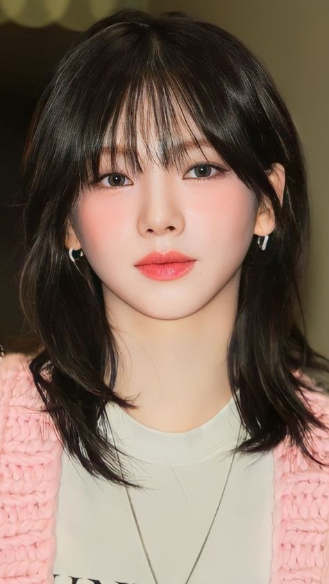 #kpop #girlgroup #aespa #karina #yujimin Karina Hairstyle Aespa, Karina Aespa Haircut, Karina Aespa Short Hair, Kpop Hairstyle Girl, Kpop Idols Hairstyle Female, Short Kpop Hair, Karina Haircut, Karina Wolf Cut, Kpop Bangs